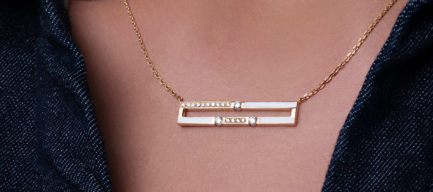 Traveling with Jewelry: Secure & Stylish Tips for UAE Jet-Setters