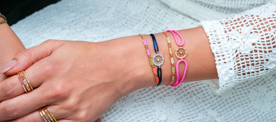 أساور الذهب للنساء: كيف تبنين إسوارة تحكي قصتك؟