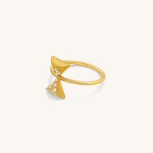 Load image into Gallery viewer, Hourglass Turning Point Diamond Ring