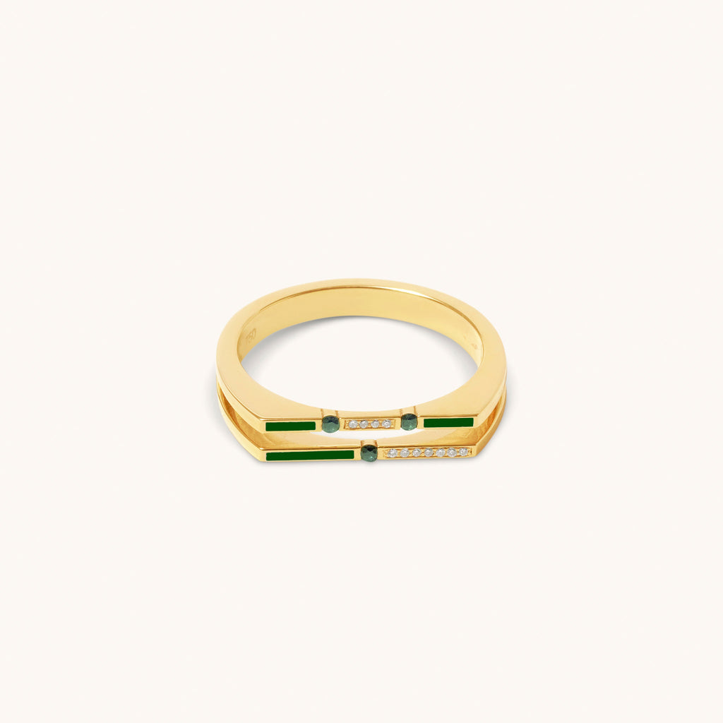 Side view of Versa diamond and emerald ring showing 18K gold band and enamel profile
